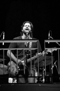 Bob Schneider singin'